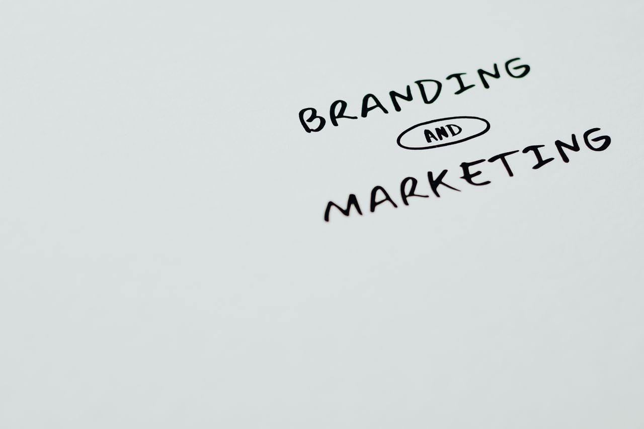 services-02 Une image minimaliste affichant les mots Branding et Marketing sur fond blanc, idéale pour des thèmes de marketing digital.